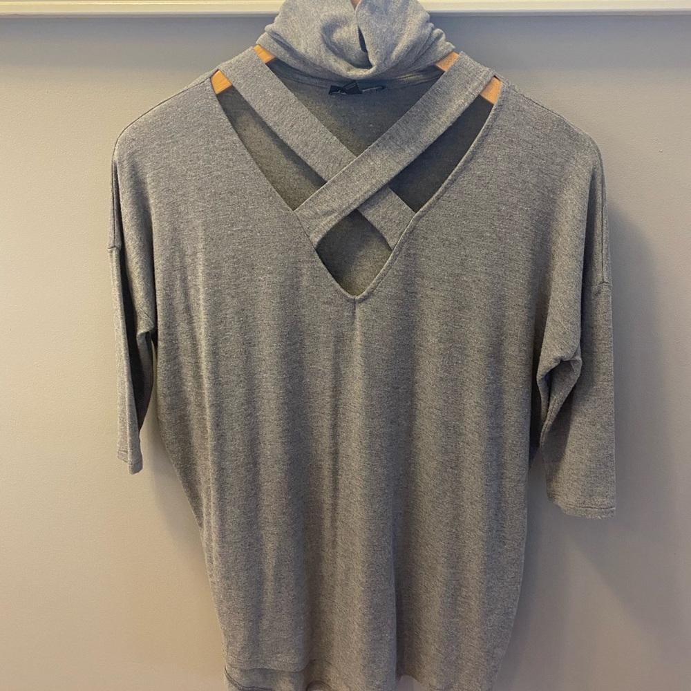 Cozy form fitting top with criss/cross open neck area/turtleneck XS EXPRESS